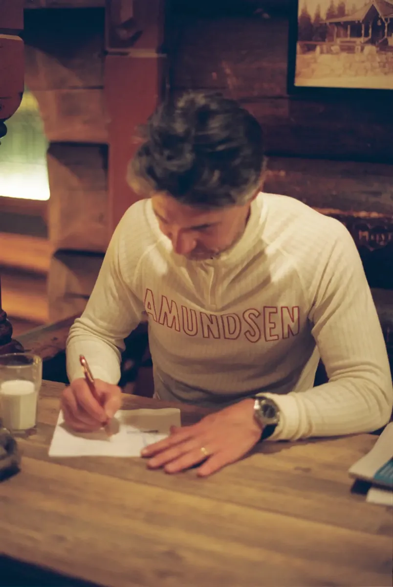 Amundsen Hero's Hide Half Zip Mens i fargen Natural med rød Amundsen Logo. Ulltrøye fra Amundsen til herre med glidelås i halsen	