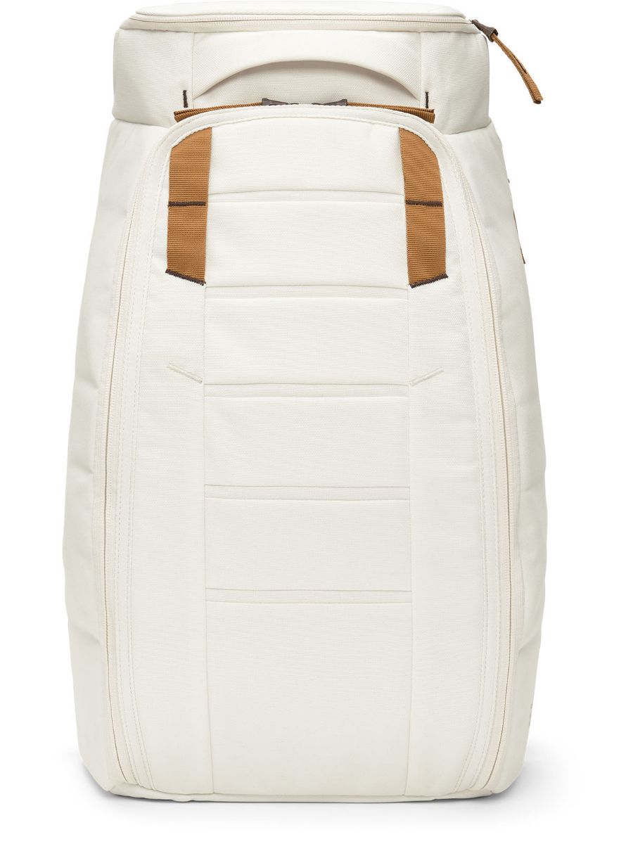 Ryggsekk fra Db i fargen Oatmeal. The Hugger Backpack 25L