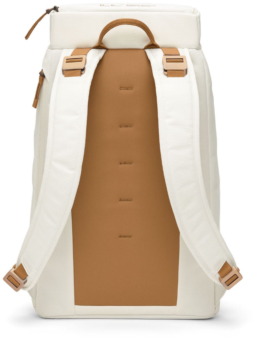 Ryggsekk fra Db i fargen Oatmeal. The Hugger Backpack 25L