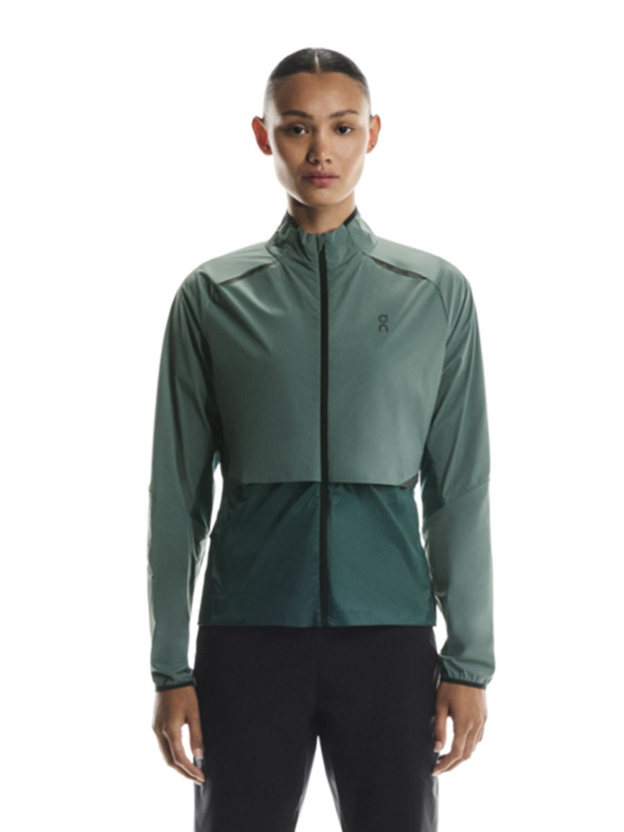 Lett og beskyttende løpejakke til dame fra On i fargen Spirulina Olive