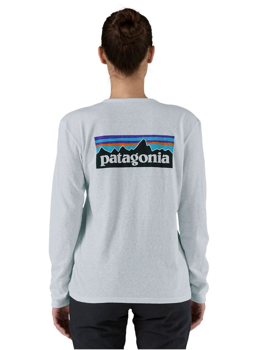 Langermet genser til dame fra Patagonia i fargen White med logo på ryggen