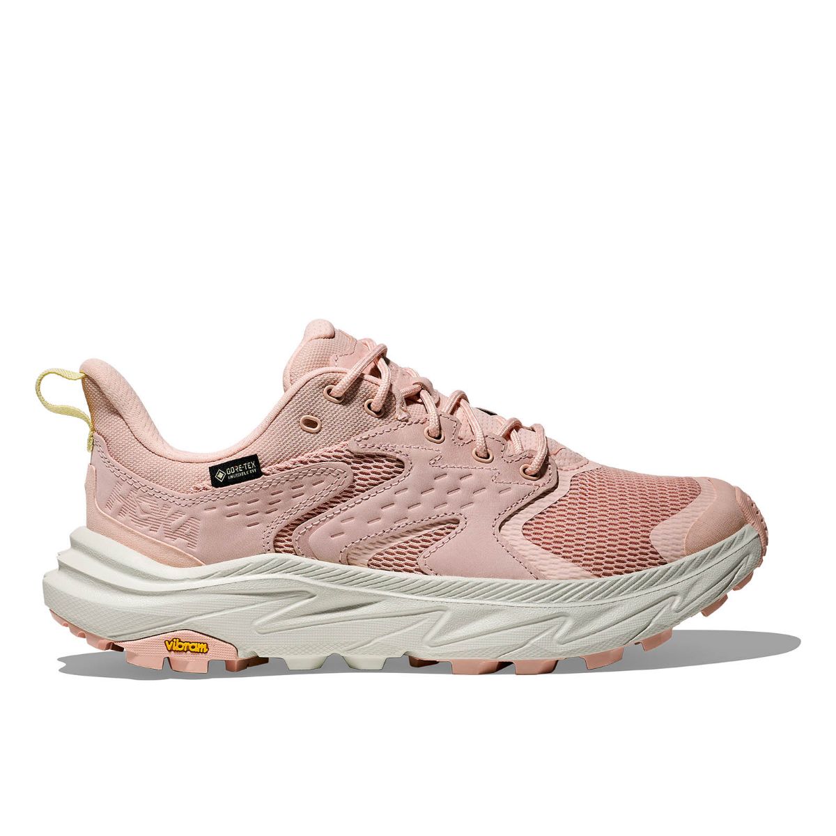 Lav og lett terrengsko fra Hoka til dame med god støtdemping og eksepsjonelt grep. Anacapa 2 Low med Gore-Tex i fargen Rose Latte Truffle Salt