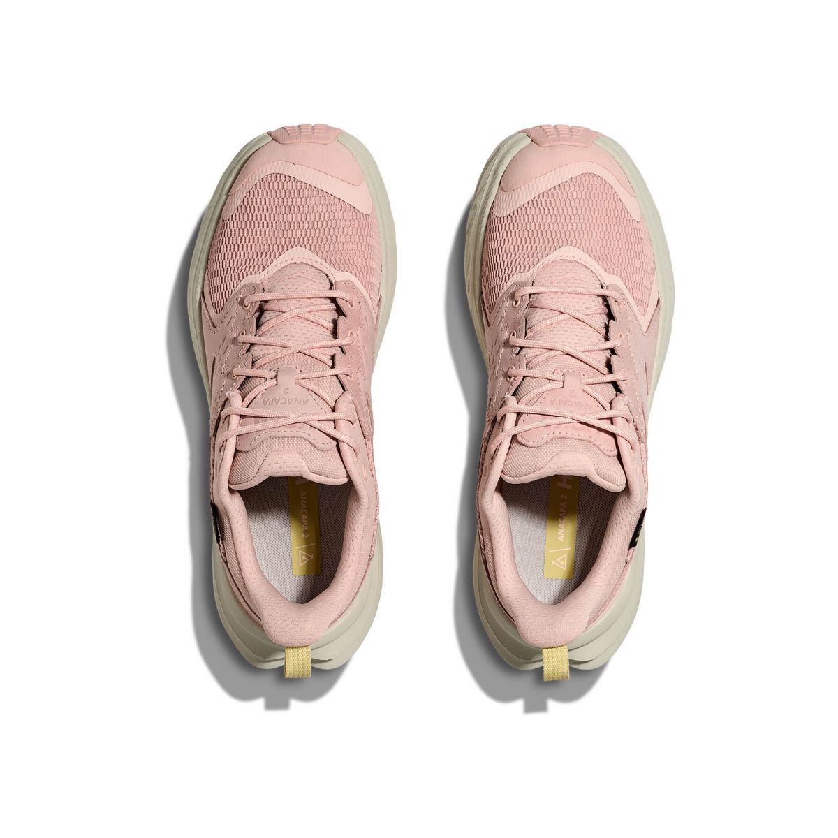 Lav og lett terrengsko fra Hoka til dame med god støtdemping og eksepsjonelt grep. Anacapa 2 Low med Gore-Tex i fargen Rose Latte Truffle Salt