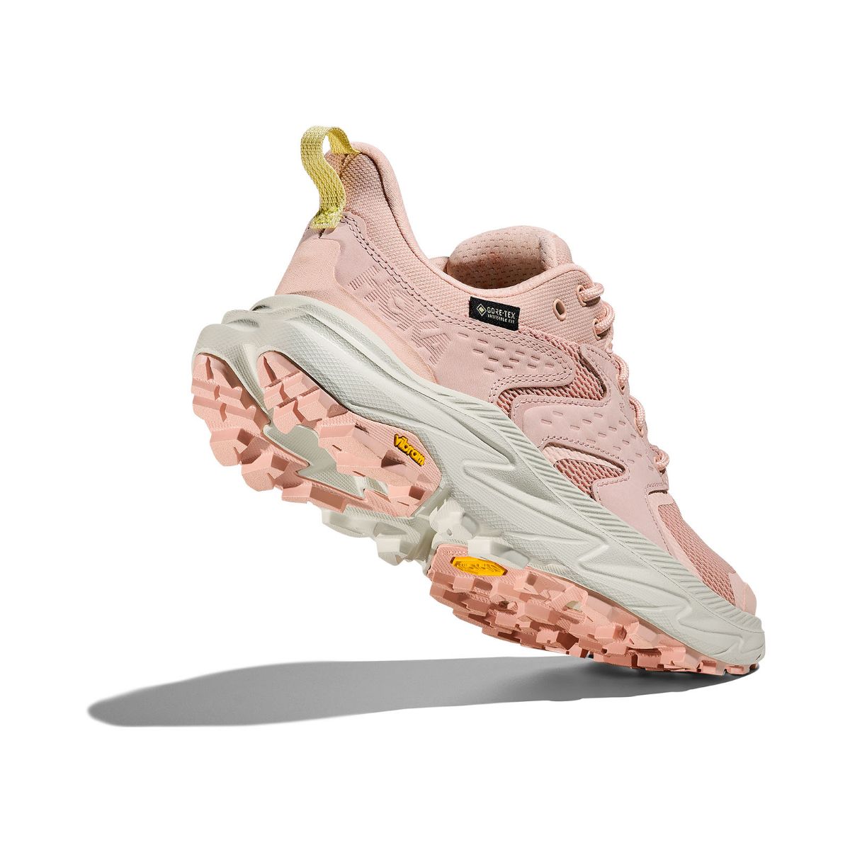 Lav og lett terrengsko fra Hoka til dame med god støtdemping og eksepsjonelt grep. Anacapa 2 Low med Gore-Tex i fargen Rose Latte Truffle Salt