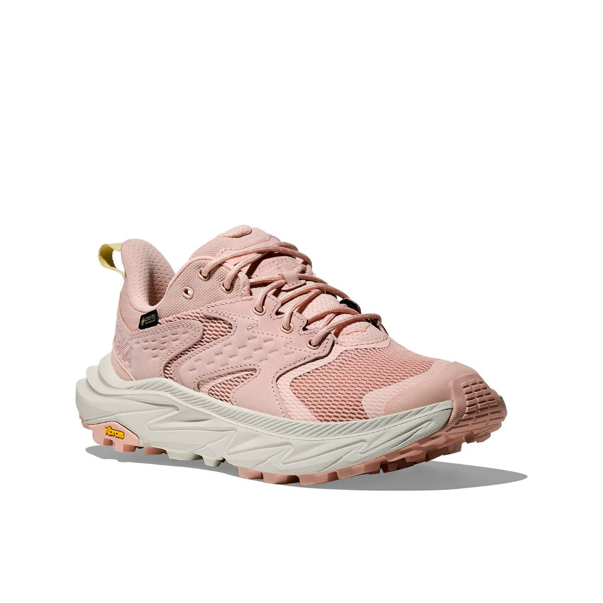 Lav og lett terrengsko fra Hoka til dame med god støtdemping og eksepsjonelt grep. Anacapa 2 Low med Gore-Tex i fargen Rose Latte Truffle Salt