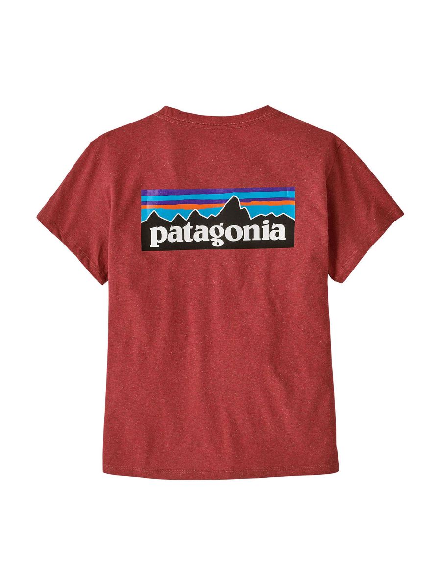 T-skjorte til dame fra Patagonia med trykk på ryggen i fargen Potters Red