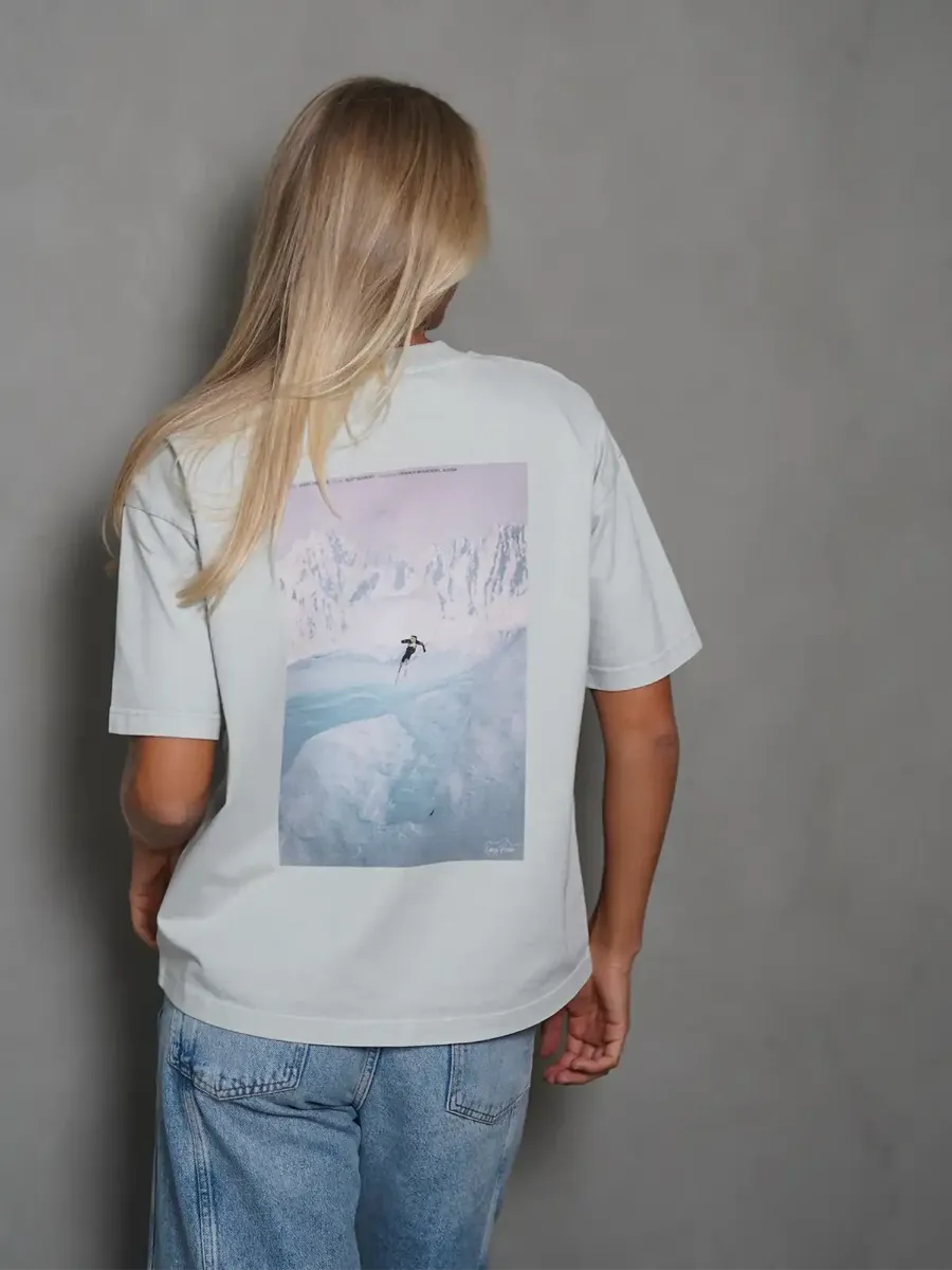 Pre Aprés Cliff Hanger Tee Tee i fargen Grey Fog. T-skjorte fra Pre Après