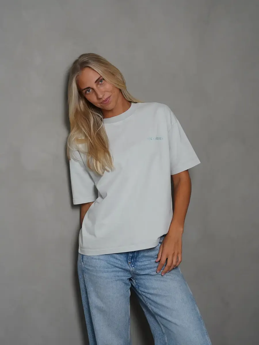 Pre Aprés Cliff Hanger Tee Tee i fargen Grey Fog. T-skjorte fra Pre Après