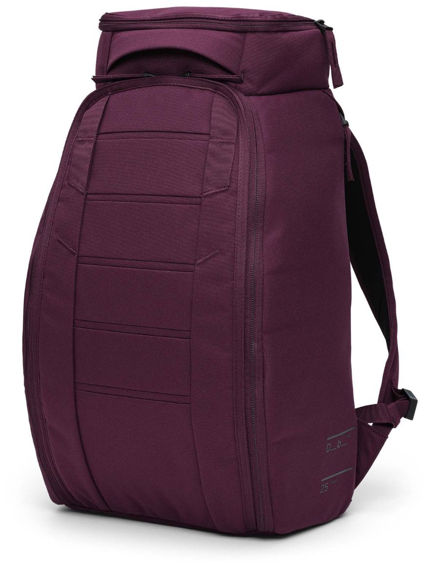 Ryggsekk fra DB i fargen Garnet Red som rommer 25L