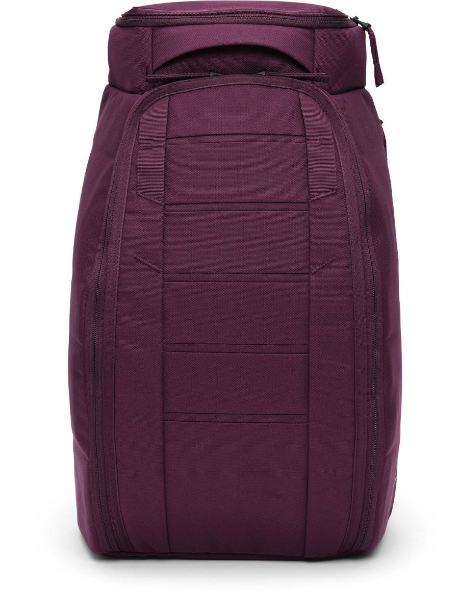 Ryggsekk fra DB i fargen Garnet Red som rommer 25L