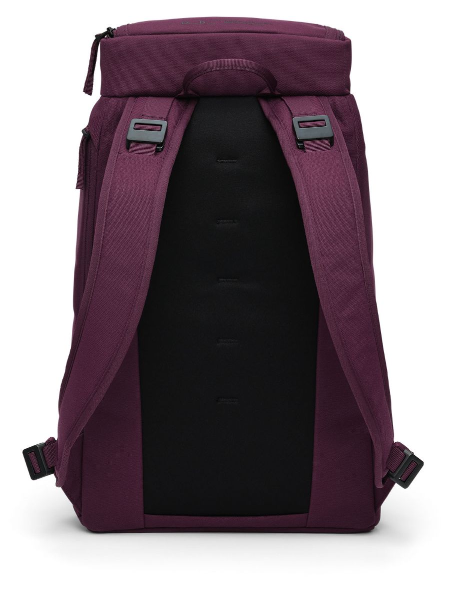 Ryggsekk fra DB i fargen Garnet Red som rommer 25L