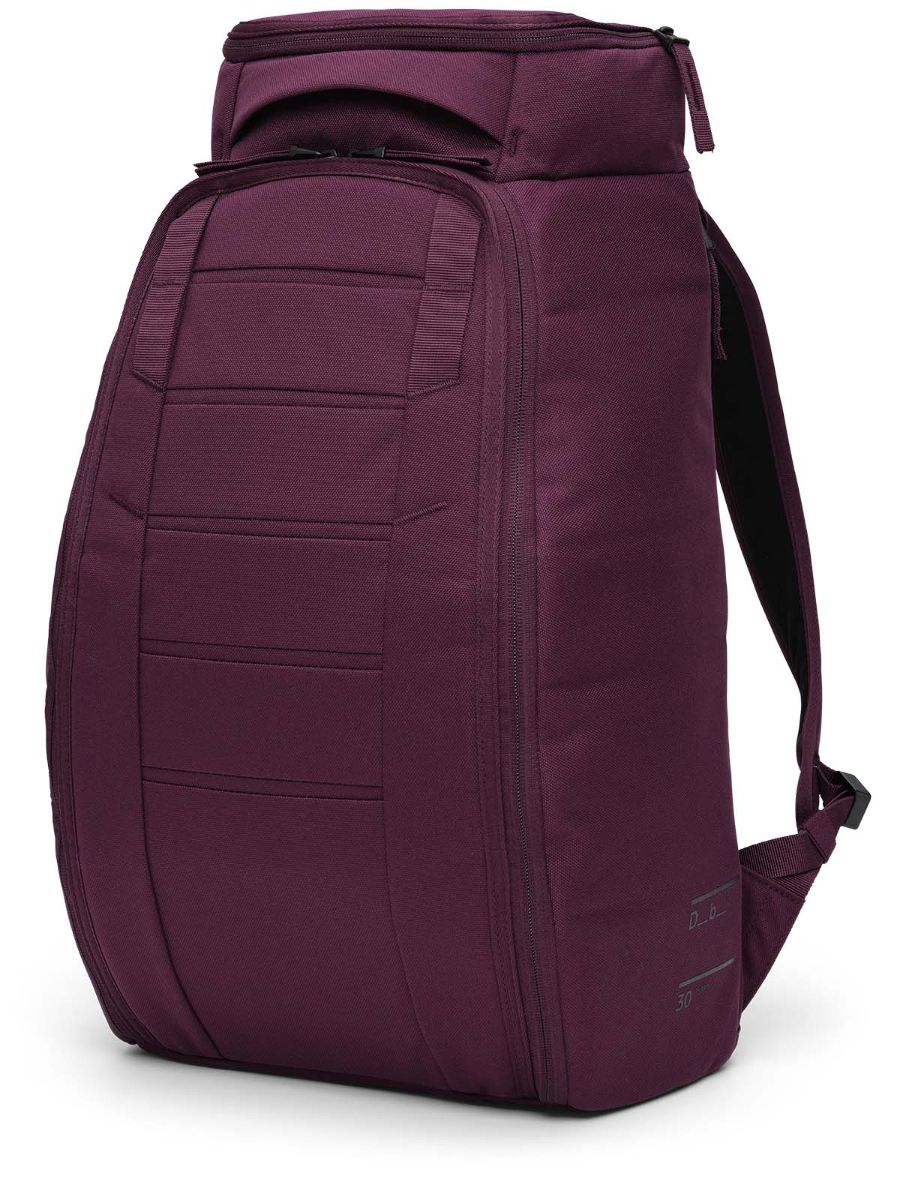 Ryggsekk fra Db som rommer 30L i fargen Garnet Red