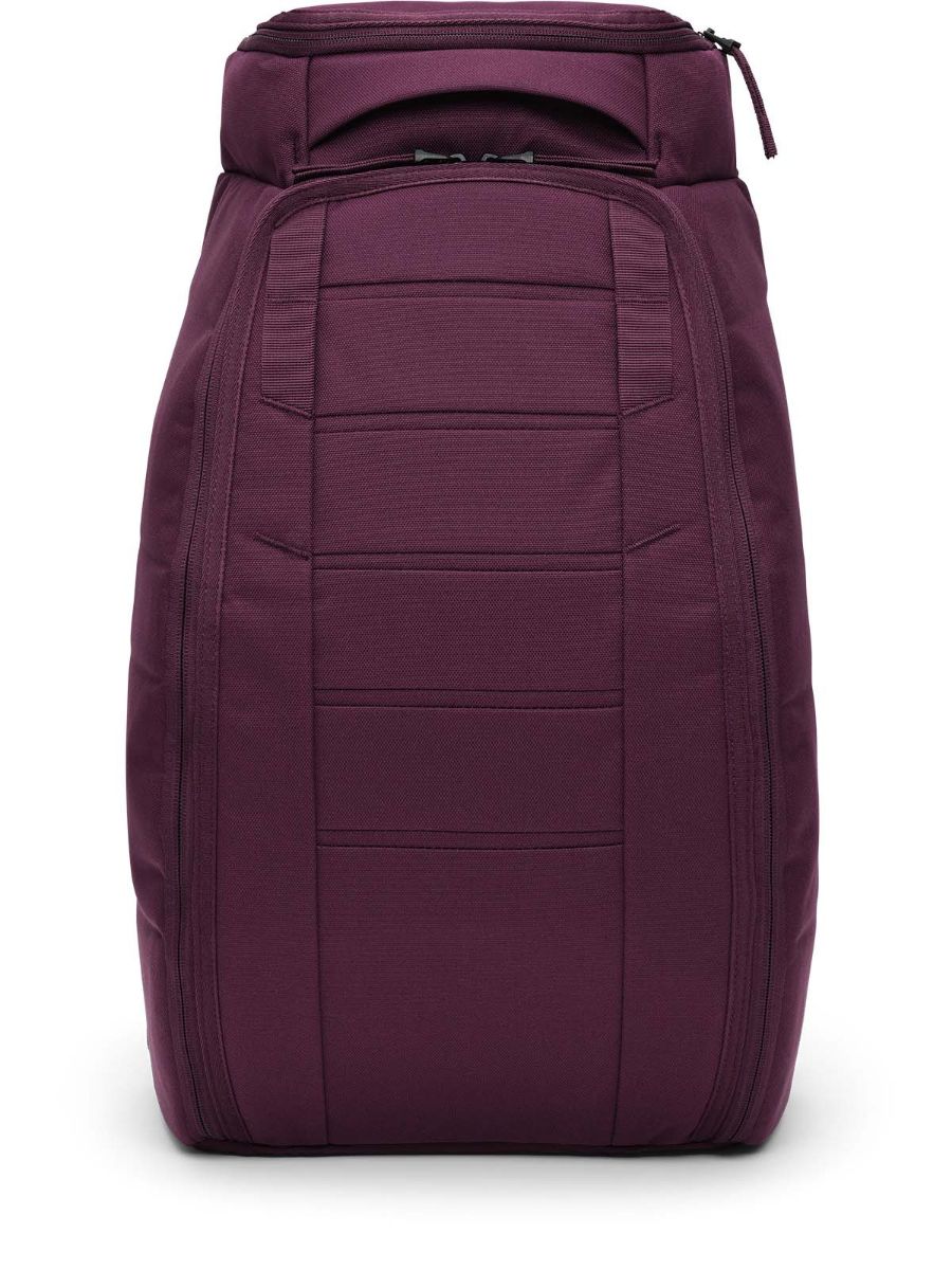 Ryggsekk fra Db som rommer 30L i fargen Garnet Red