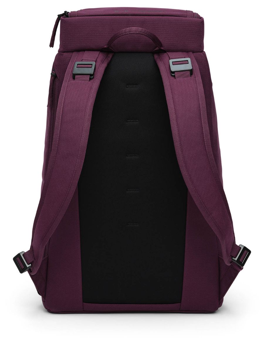 Ryggsekk fra Db som rommer 30L i fargen Garnet Red