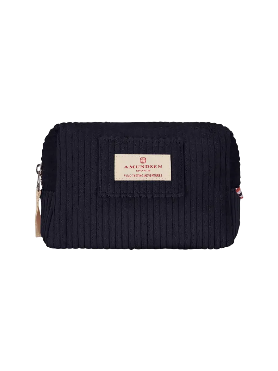 Amundsen Carry Bag Corduroy i fargen Faded Navy. Toalettmappe fra Amundsen Sports