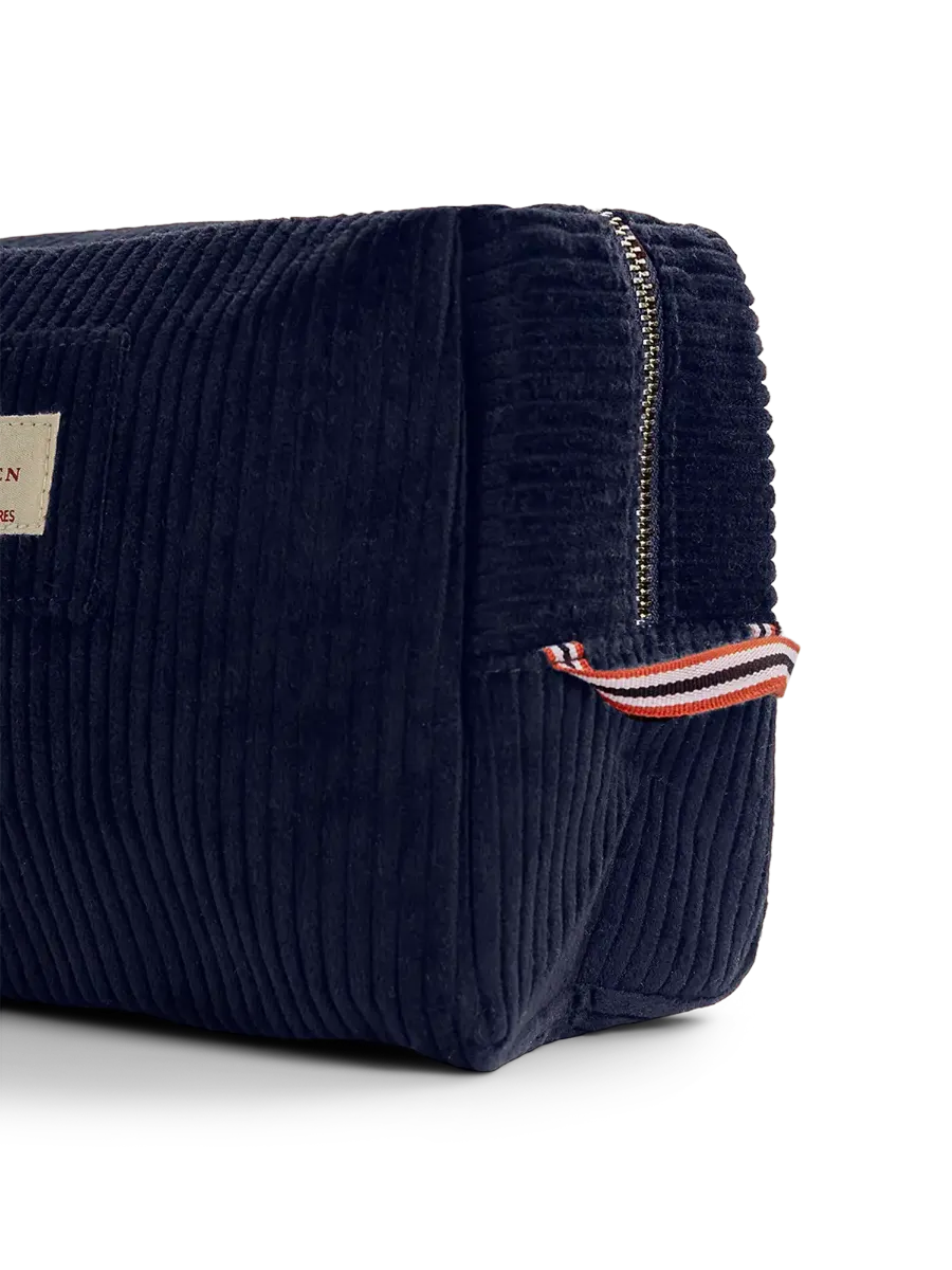 Amundsen Wash Bag Corduroy i fargen Faded Navy. Toalettmappe fra Amundsen Sports