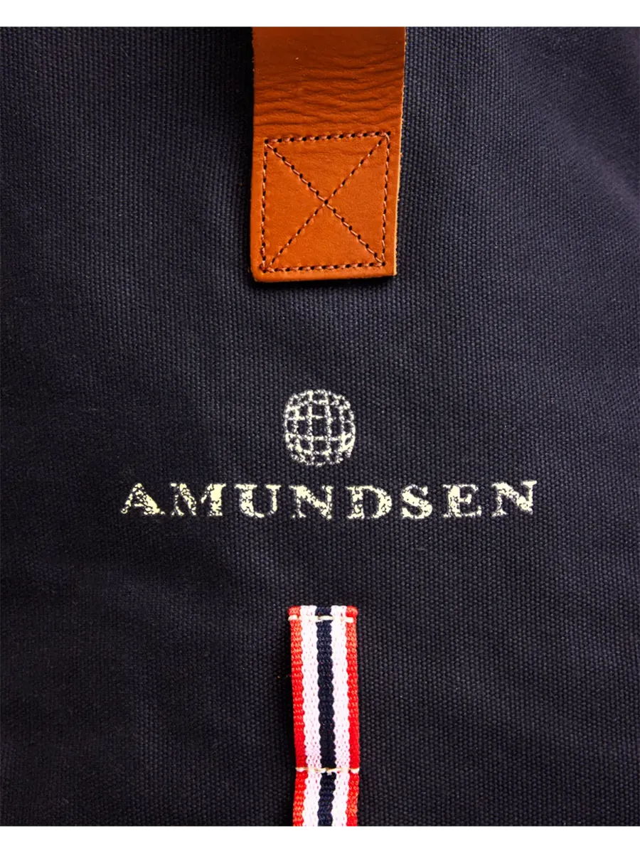Amundsen V-Bond Day Pack 25L i fargen Faded Navy. Ryggsekk fra Amundsen