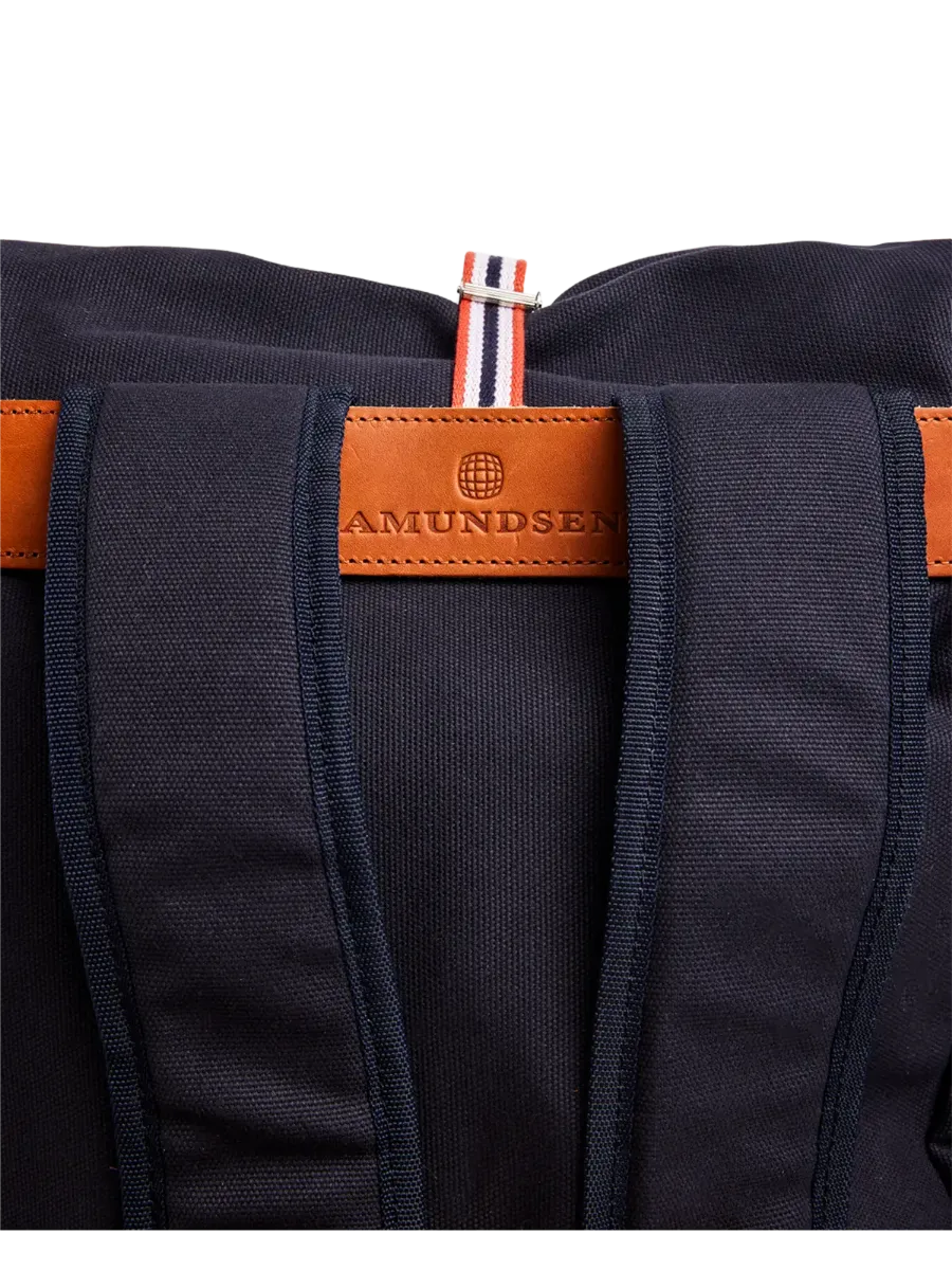 Amundsen V-Bond Day Pack 25L i fargen Faded Navy. Ryggsekk fra Amundsen