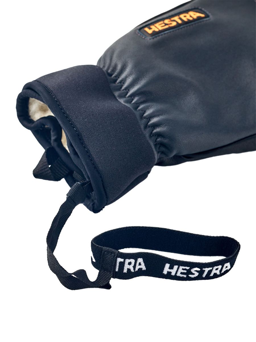 SKINNVOTTER MED ULLFÔR FRA HESTRA I FARGEN GREY