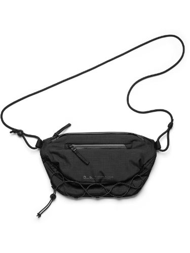 Praktisk rumpetaske fra Db i Black Out som rommer 6l