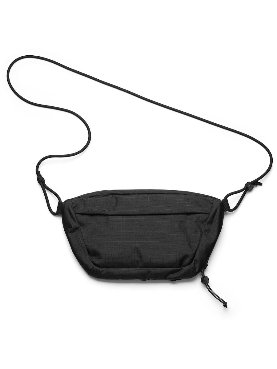 Praktisk rumpetaske fra Db i Black Out som rommer 6l