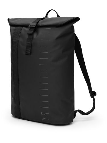 Praktisk og allsidig ryggsekk fra Db som rommer 24l i fargen Black Out