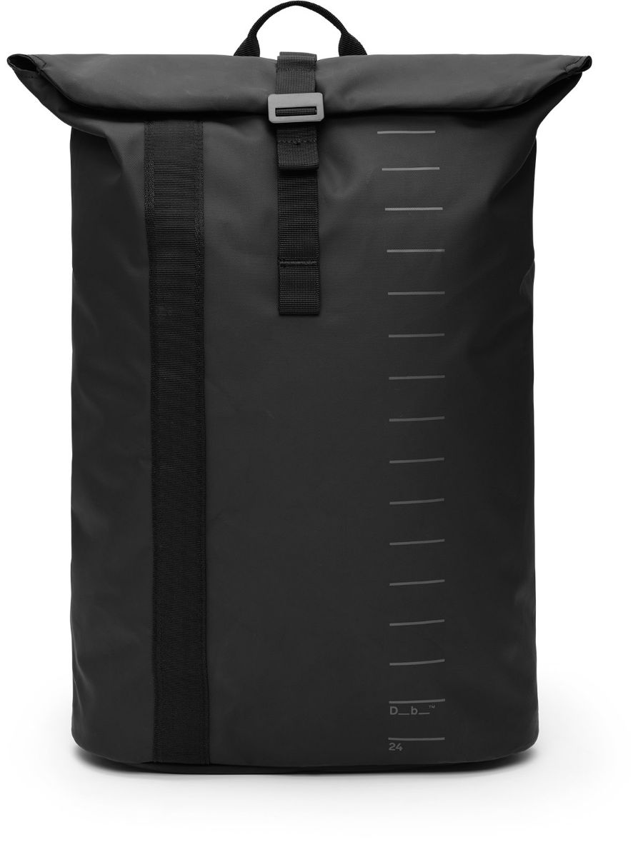 Praktisk og allsidig ryggsekk fra Db som rommer 24l i fargen Black Out
