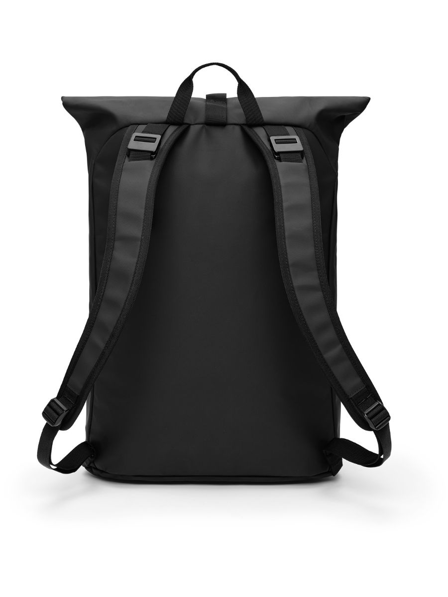 Praktisk og allsidig ryggsekk fra Db som rommer 24l i fargen Black Out