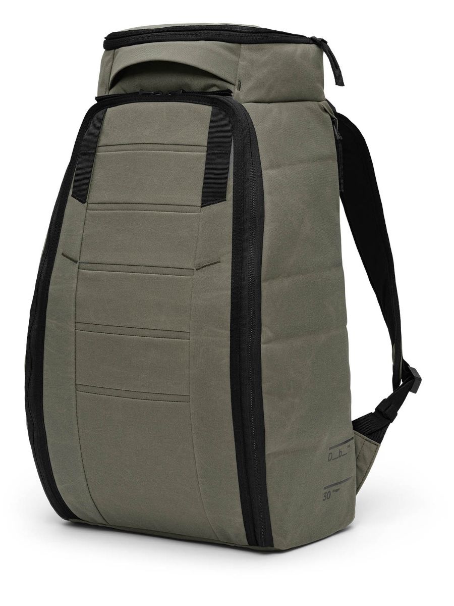 Allsidig og praktisk ryggsekk fra Db som rommer 30 liter i fargen Forest Green