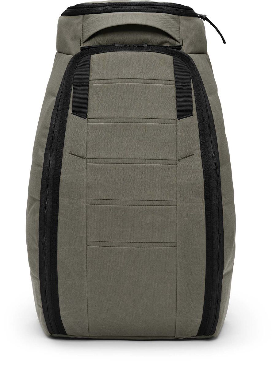 Allsidig og praktisk ryggsekk fra Db som rommer 30 liter i fargen Forest Green