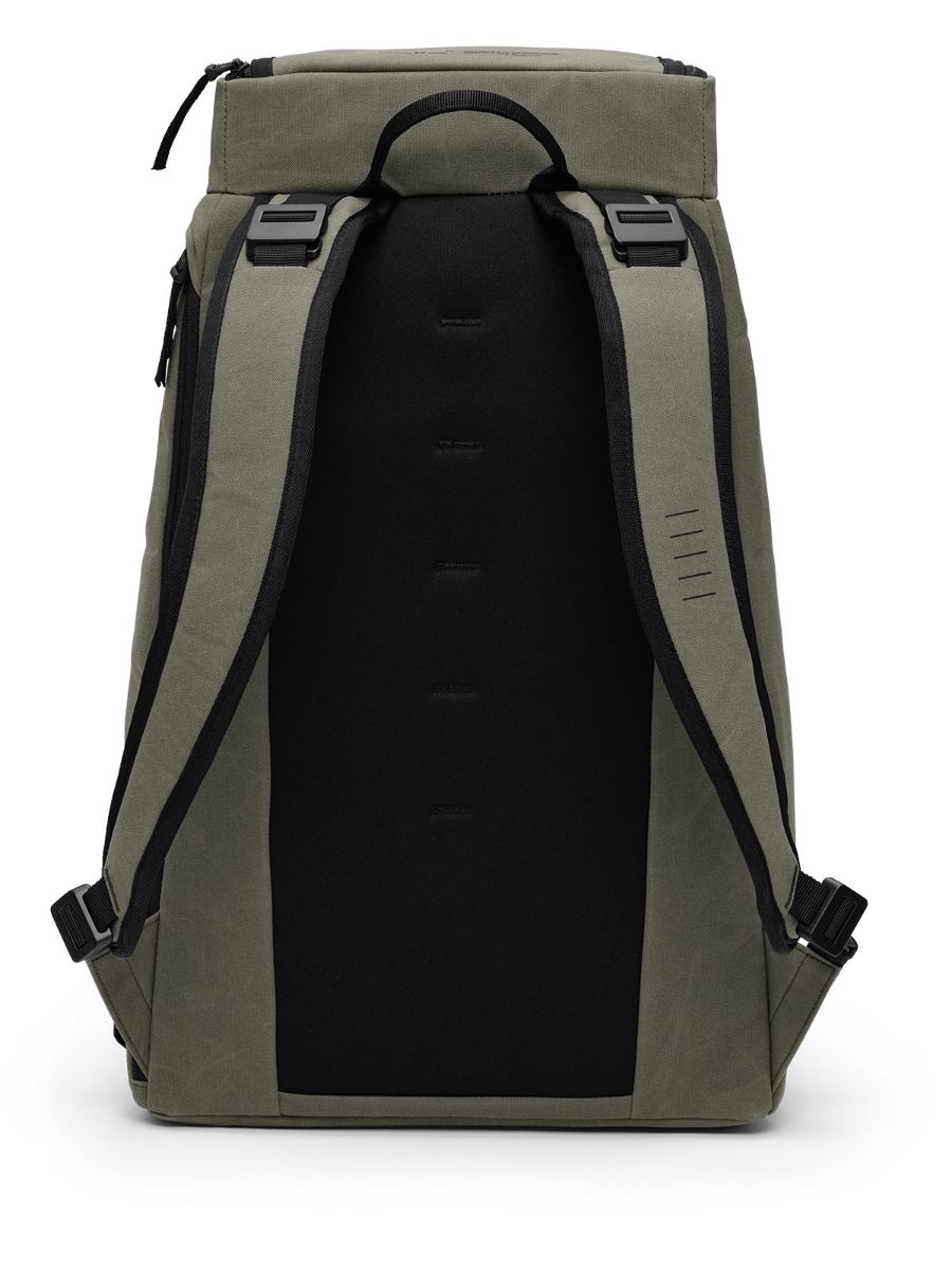 Allsidig og praktisk ryggsekk fra Db som rommer 30 liter i fargen Forest Green