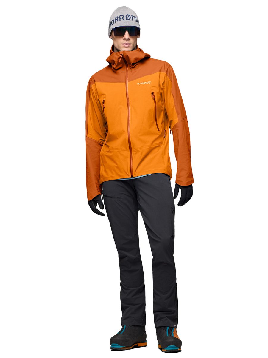 Skalljakke til herre fra Norrøna i fargen Exuberance. Slitesterk og beskyttende jakke