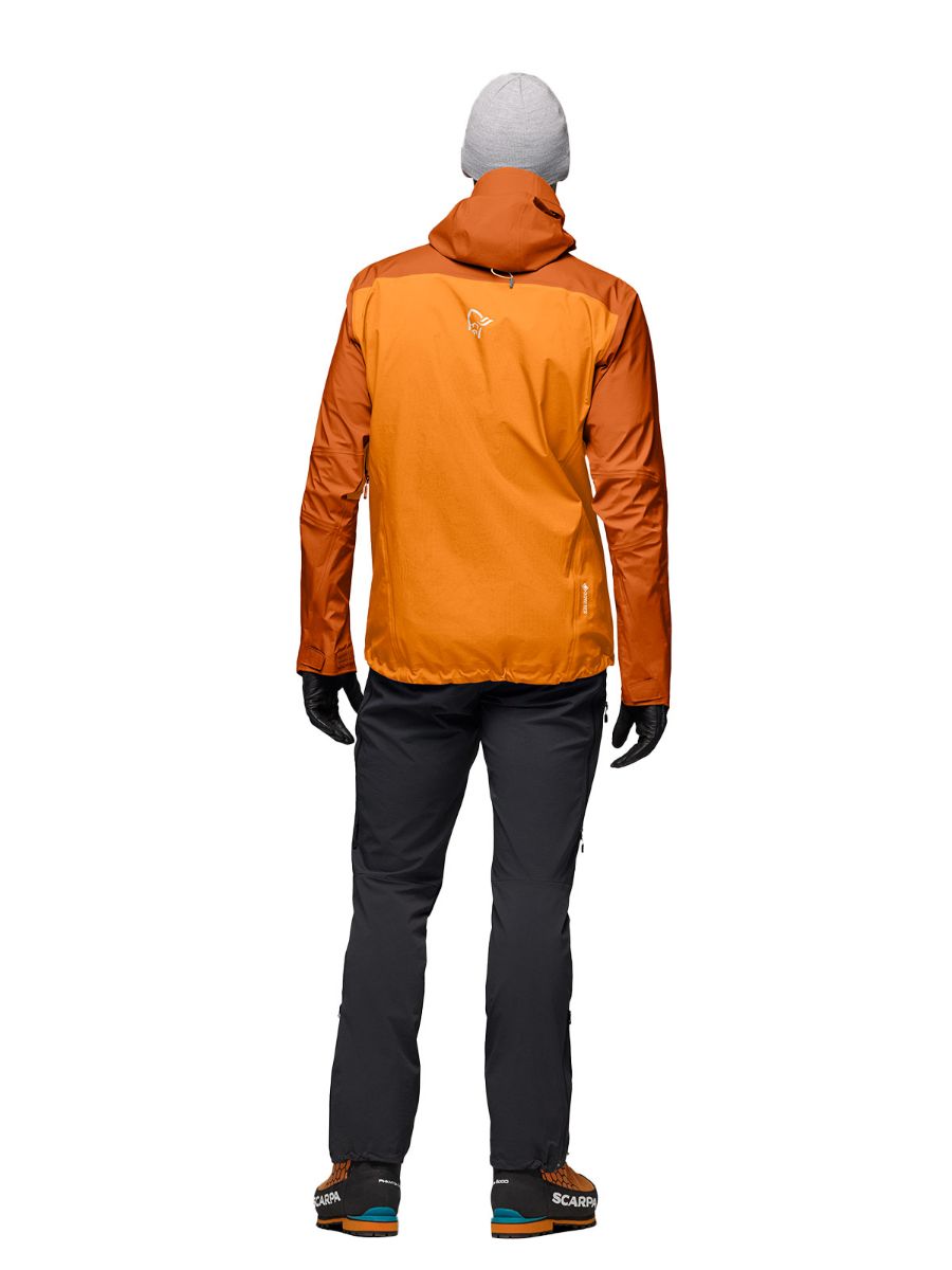 Skalljakke til herre fra Norrøna i fargen Exuberance. Slitesterk og beskyttende jakke