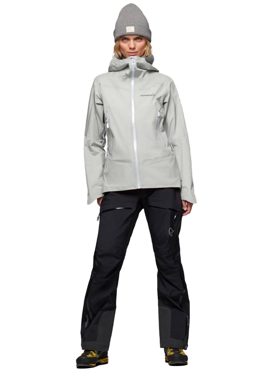 Allsidig og slitesterk skalljakke til dame fra Norrøna i fargen Oatmeal