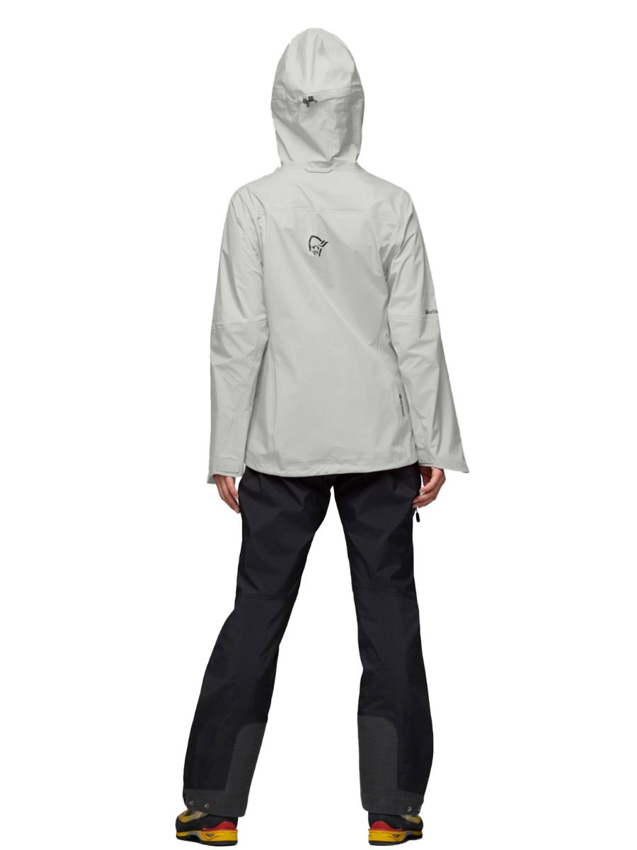 Allsidig og slitesterk skalljakke til dame fra Norrøna i fargen Oatmeal