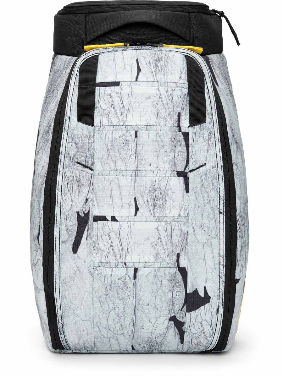 Allsidig og romslig ryggsekk fra Db som rommer 25l. Optimal til hverdags, jobb og reise