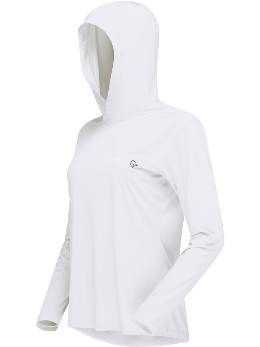 Tynn og teknisk hettegenser til dame fra Norrøna i fargen Snow White