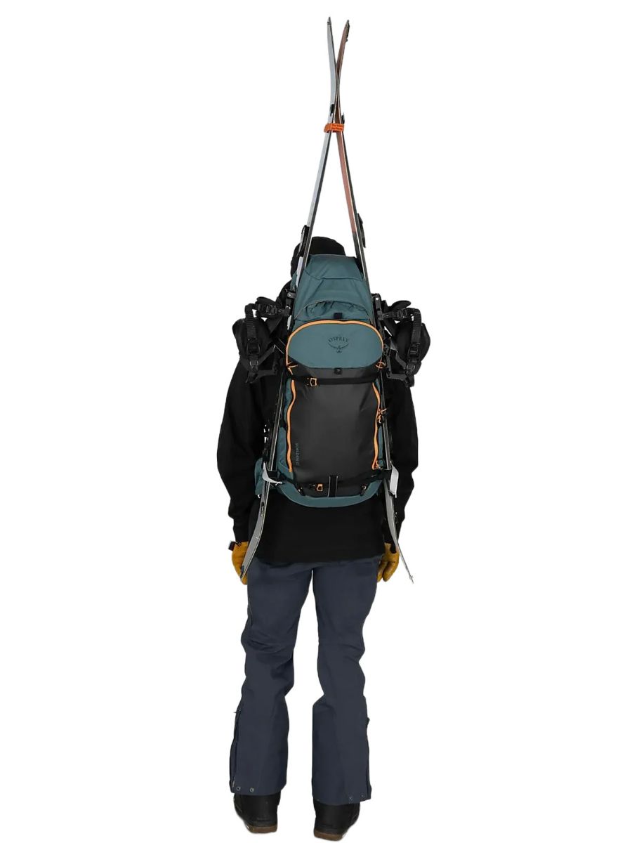 Praktisk og romslig dagstursekk fra Osprey som kan bære snowboard eller slalomski!