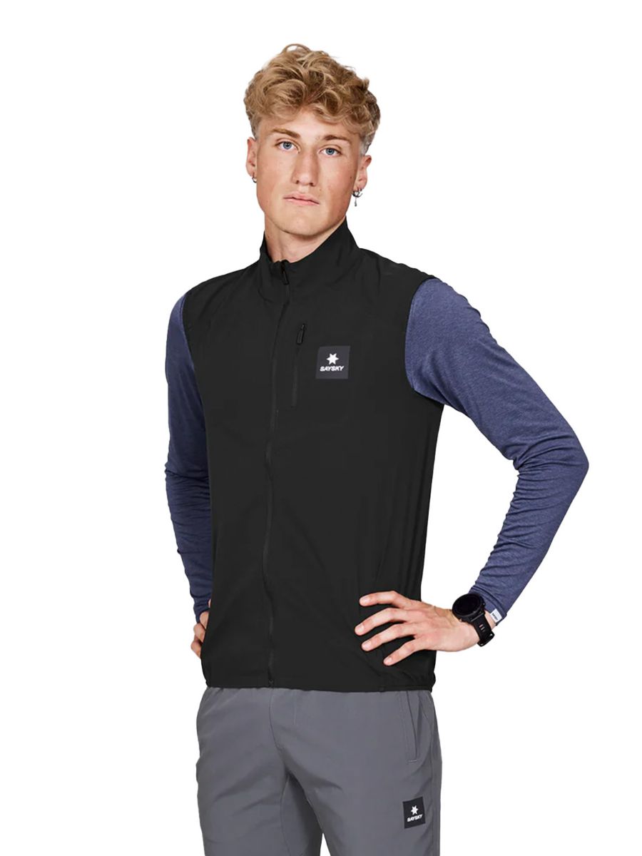 Lett og vindbeskyttende løpevest til dame og herre fra SaySky i fargen Black