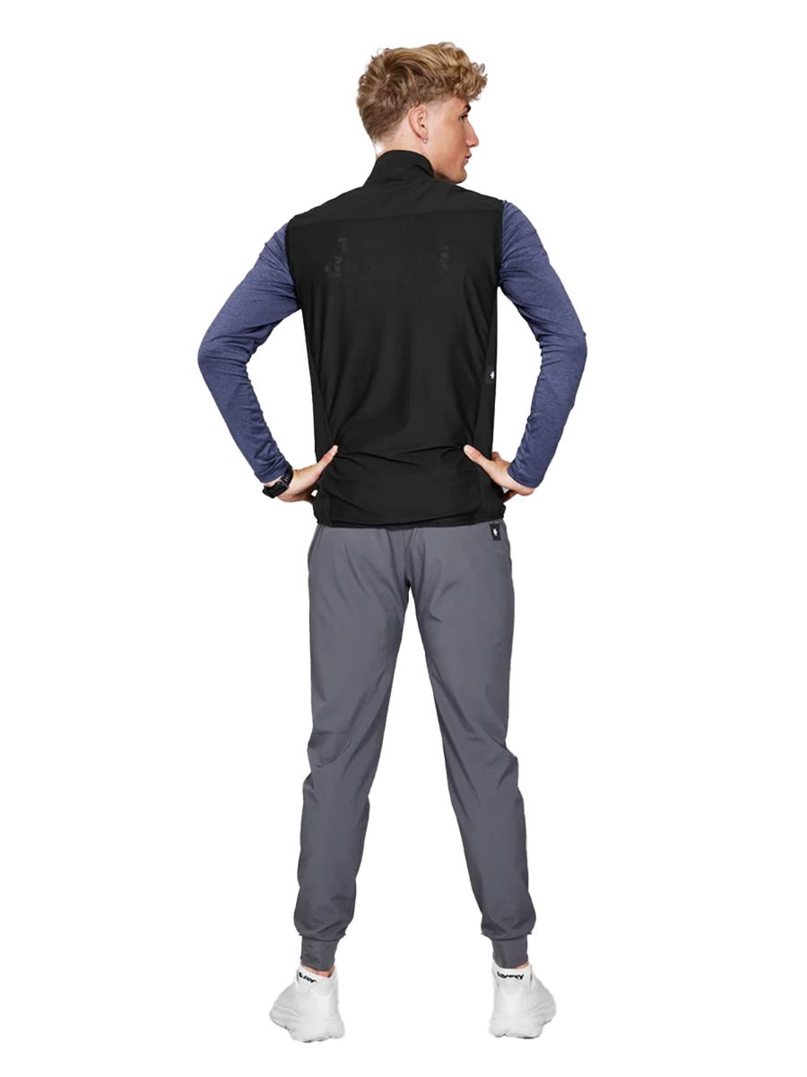 Lett og vindbeskyttende løpevest til dame og herre fra SaySky i fargen Black