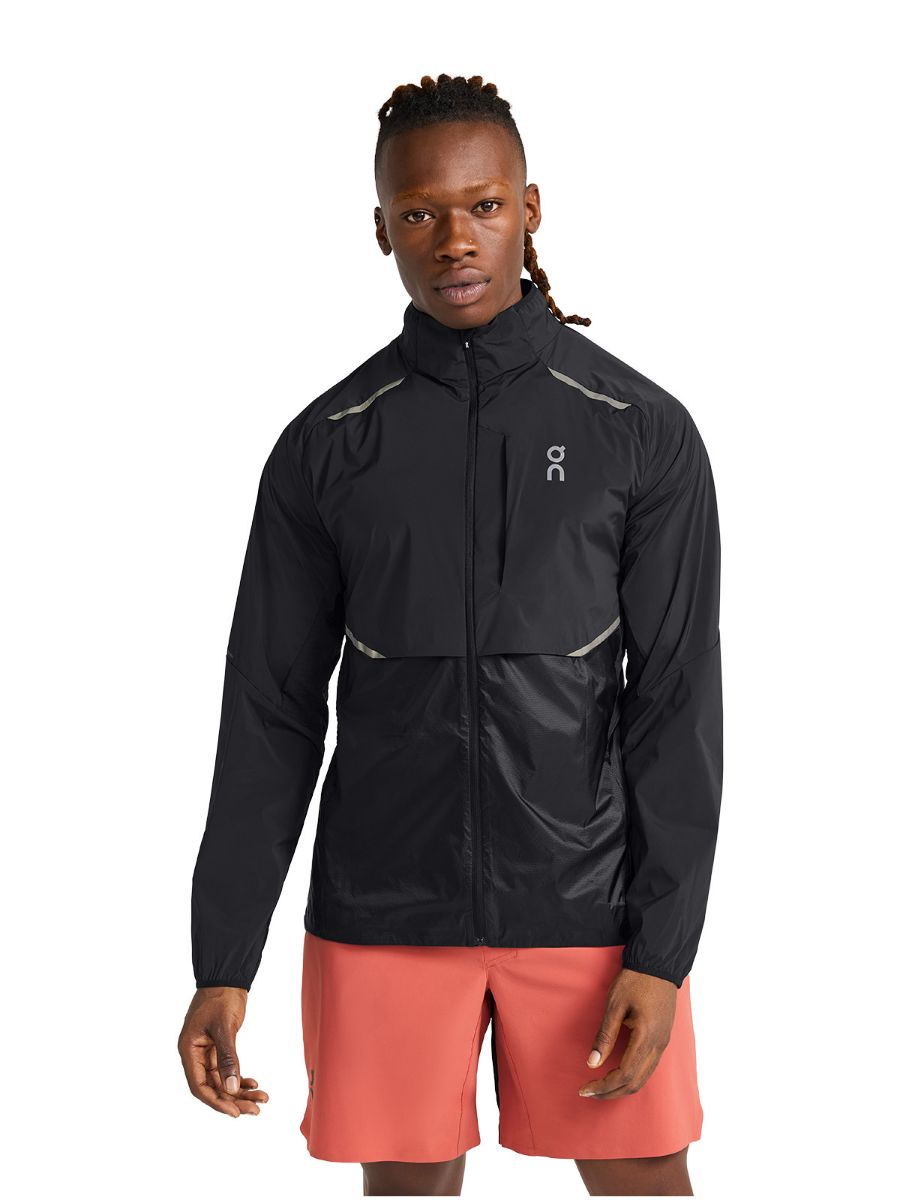 Vindtett jakke fra On til herre, perfekt for løping