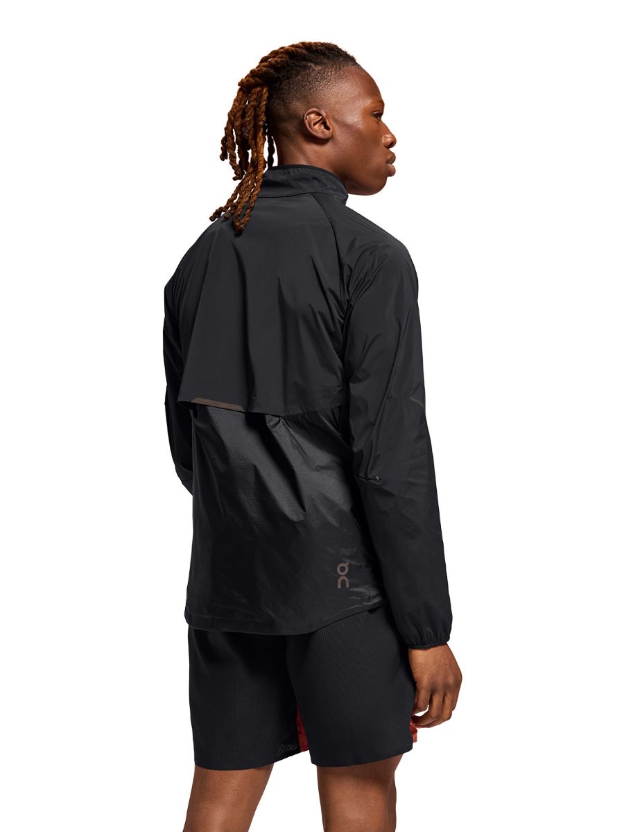 Vindtett jakke fra On til herre, perfekt for løping