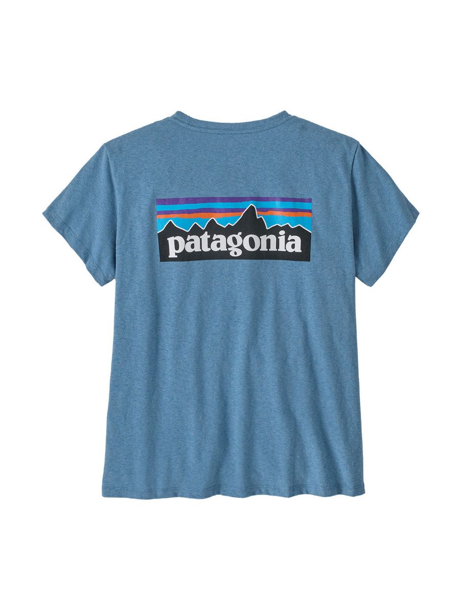 T-skjorte i resirkulerte materialer til dame fra Patagonia med tøft trykk på ryggen