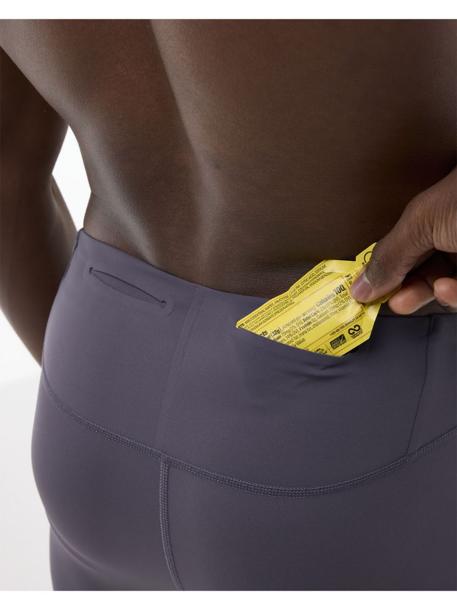 Løpeshorts til herre fra Hoka i fargen Squid Ink