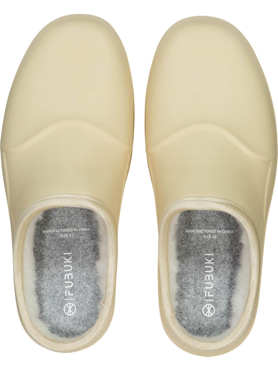 Slippers til dame og herre fra Fubuki. Nozawa i fargen Sand