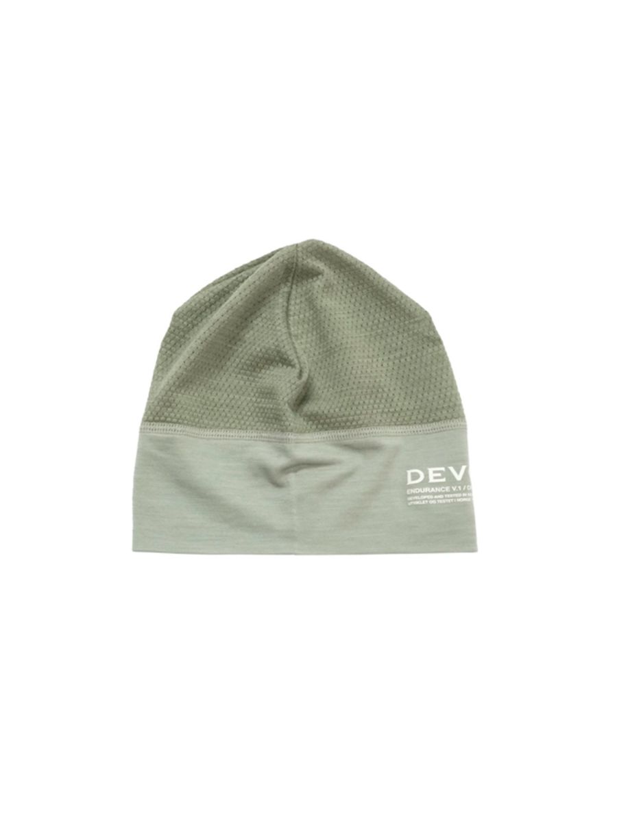 Lett og teknisk lue fra Devold i fargen Fog