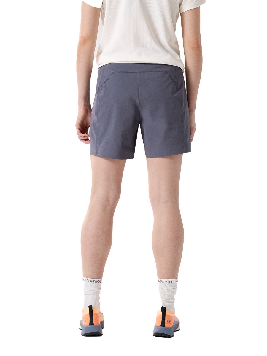 Shorts til dame fra Arcteryx i fargen Dk Stratus