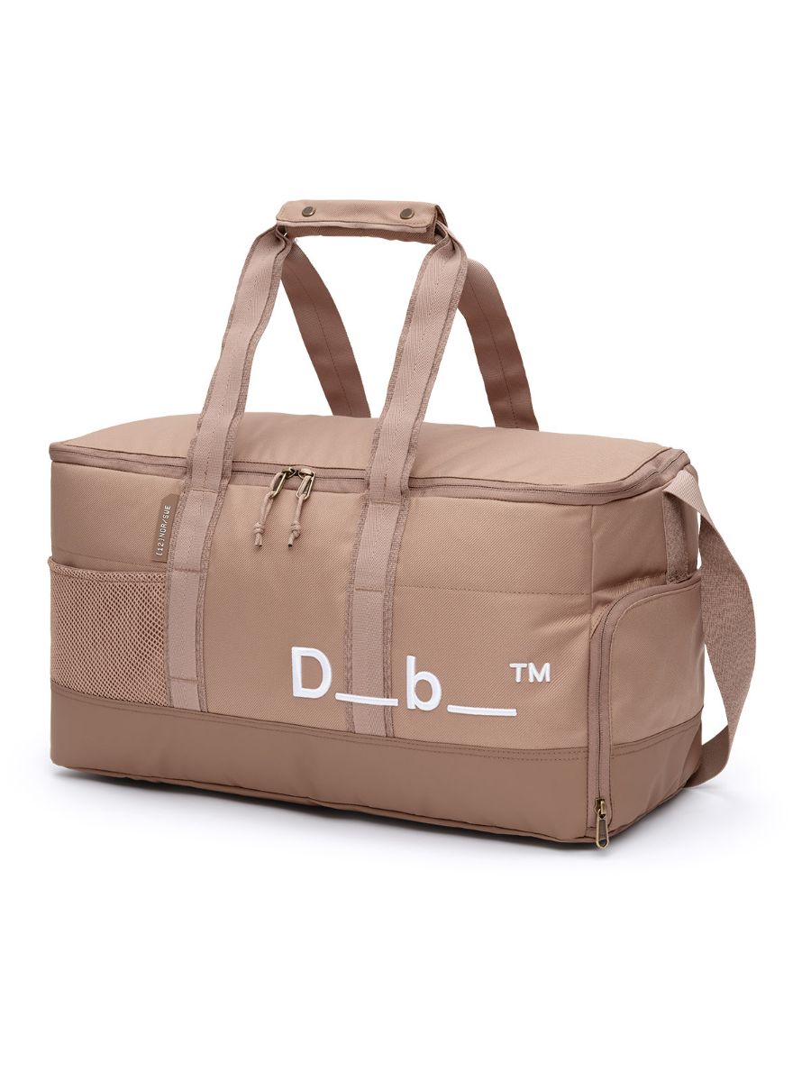 Gymbag fra Db som rommer 30 L, med masse praktiske rom 