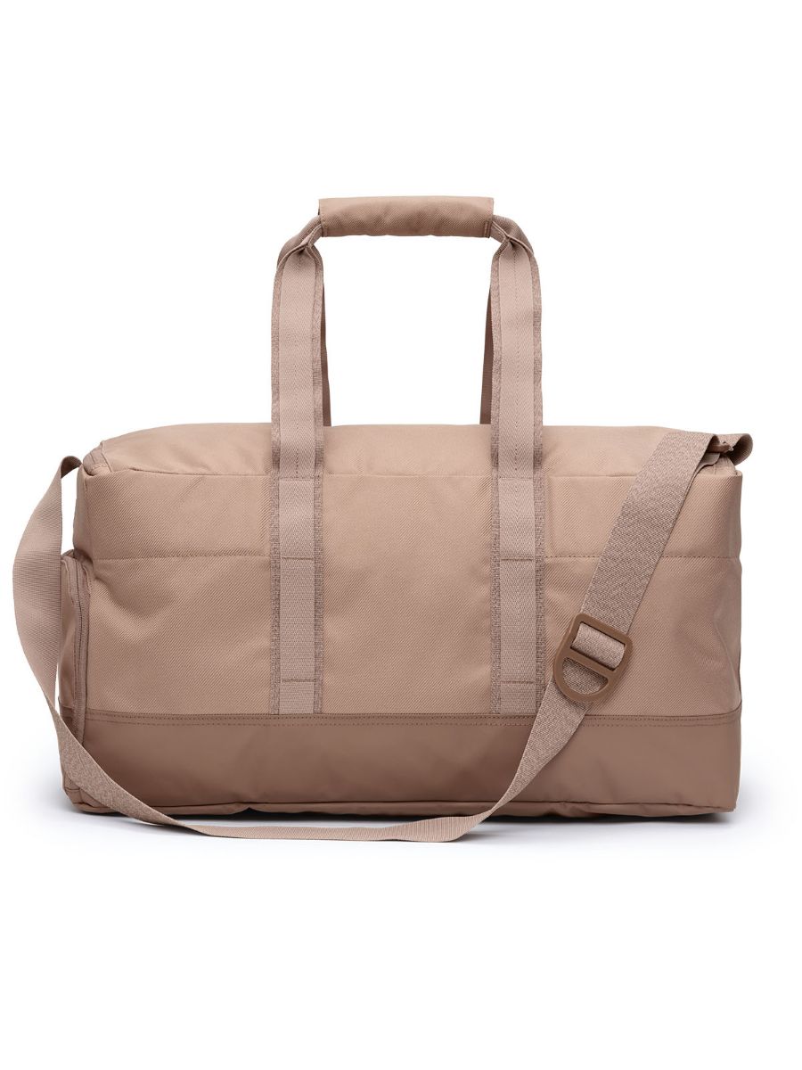 Gymbag fra Db som rommer 30 L, med masse praktiske rom 