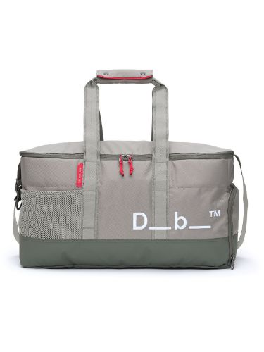 Gymbag fra Db som rommer 30 L, med masse praktiske rom 